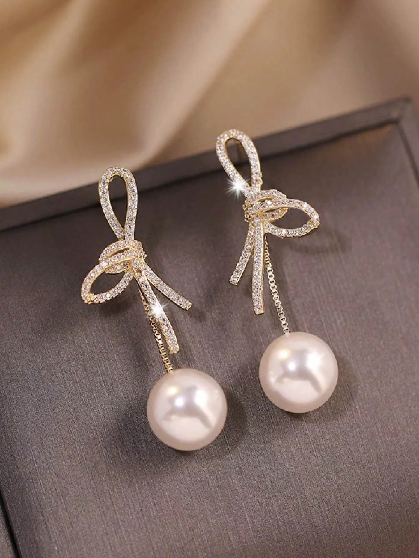 1 Pair Of Bowknot Pearl Earrings With French Design Sense, Luxury Rhinestones, Suitable For Women To Wear In Daily Or Bride Wedding Occasions.